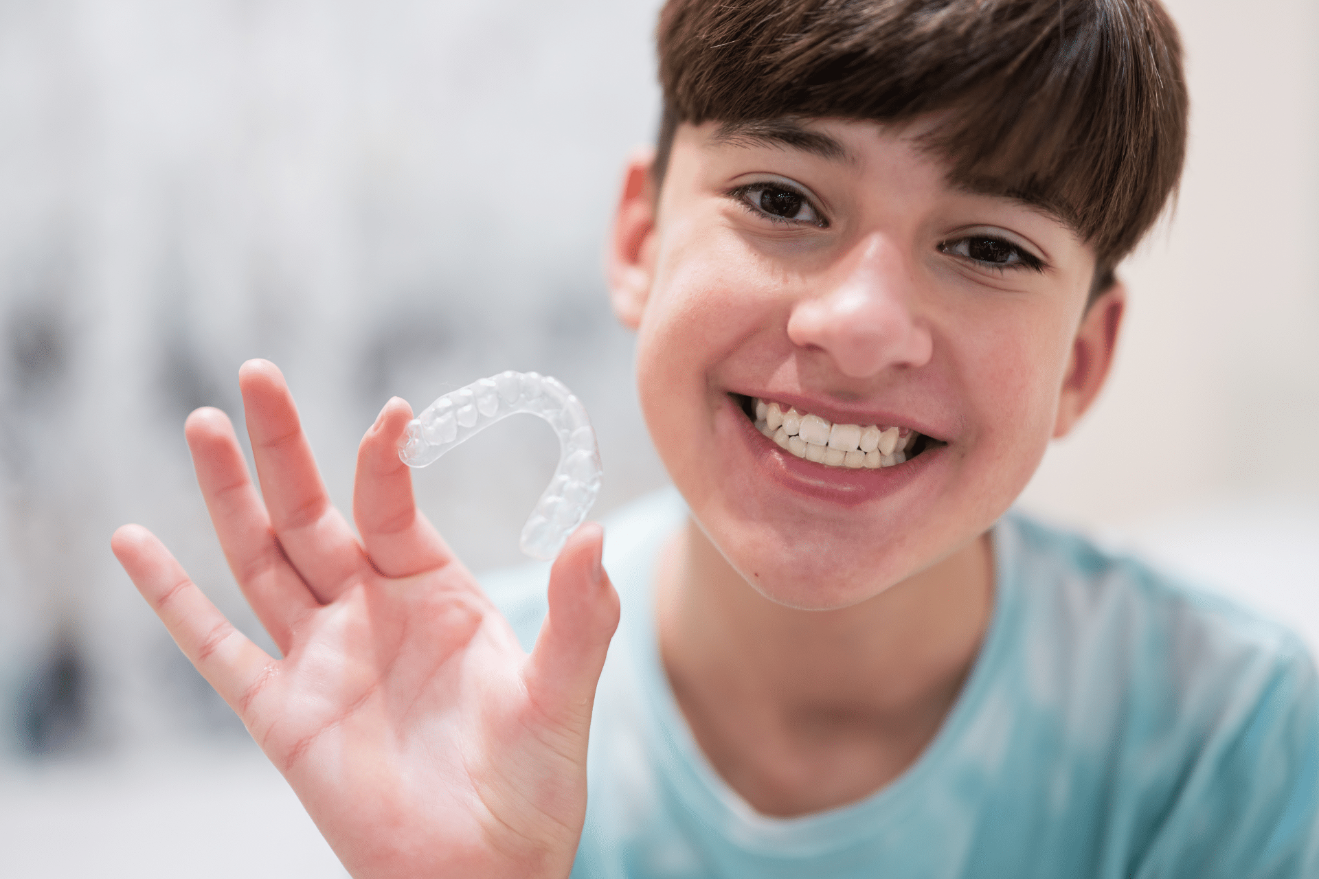 Adolescente con alineadores transparentes para el tratamiento Invisalign en Murrieta, California
