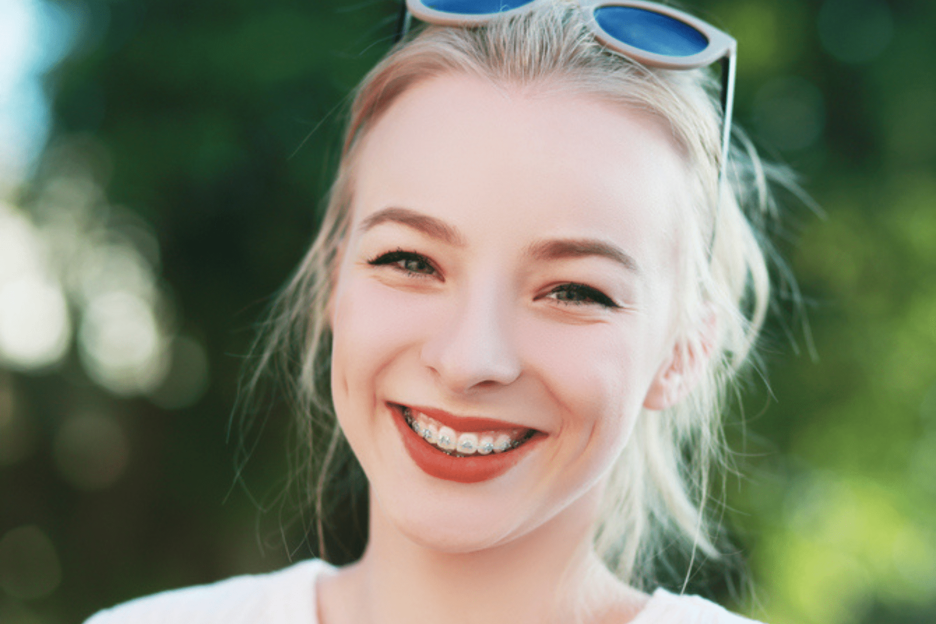 Estudiante universitario sonriendo con aparato dental en Corona, California
